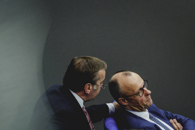 (R-L) Friedrich Merz (CDU), Bundeskanzler, und Boris Pistorius (SPD), Bundesminister der Verteidigung, aufgenommen im Rahmen der Debatte zur Regierungserklaerung im Deutschen Bundestag in Berlin, 18.03.2026. Berlin Deutschland Copyright: xFlorianxGaertnerx