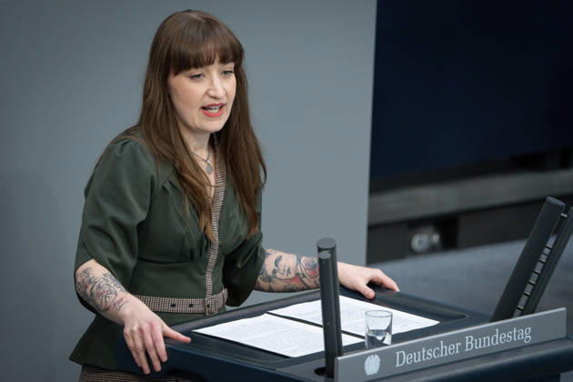 Deutscher Bundestag, 64. Plenarsitzung Heidi Reichinnek (Die Linke) im Portrait bei ihrer Rede zum Tagesordnungspunkt Regierungserklaerung zum Europaeischen Rat bei der 64. Sitzung des Deutschen Bundestag in Berlin, 18.03.2026 Berlin Berlin Deutschland