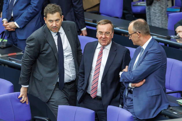 Bundestag Lars Klingbeil (SPD), Bundesfinanzminister, Boris Pistorius (SPD), Bundesminister der Verteidigung und Bundeskanzler Friedrich Merz (CDU), im Deutschen Bundestag am 18.03.26 in Berlin. Berlin Berlin Deutschland Bundestag