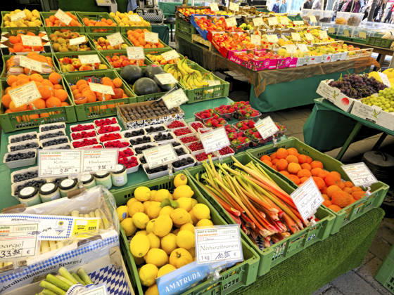 Obst- und Gemüsemarkt auf dem Viktualienmarkt in München Die Auslage von einem Obst- und Gemüsehändler auf dem Viktualienmarkt in München mit frischer Ware - NUR FÜR REDAKTIONELLE VERWENDUNG -