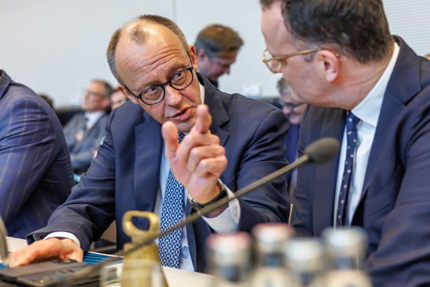 Fraktionssitzung CDU CSU Bundeskanzler Friedrich Merz (CDU) und Jens Spahn bei einer Fraktionssitzung am 24.03.26 in Berlin. Berlin Berlin Deutschland Bundestag