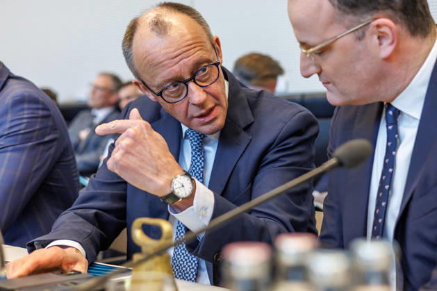 Fraktionssitzung CDU CSU Bundeskanzler Friedrich Merz (CDU) und Jens Spahn bei einer Fraktionssitzung am 24.03.26 in Berlin. Berlin Berlin Deutschland Bundestag