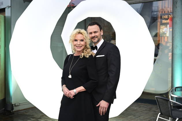 Victoria Herrmann mit Ehemann David Böthig bei der 9. Windflüchter Charity Gala 2026 zu Gunsten der Stiftung Betroffen˜ im Störtebeker Brauquartier. Stralsund, 28.03.2026 Copyright: xMatthiasxWehnertx