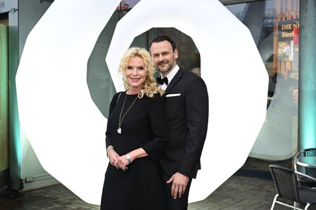 Victoria Herrmann mit Ehemann David Böthig bei der 9. Windflüchter Charity Gala 2026 zu Gunsten der Stiftung Betroffen˜ im Störtebeker Brauquartier. Stralsund, 28.03.2026 Copyright: xMatthiasxWehnertx