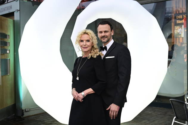 Victoria Herrmann mit Ehemann David Böthig bei der 9. Windflüchter Charity Gala 2026 zu Gunsten der Stiftung Betroffen˜ im Störtebeker Brauquartier. Stralsund, 28.03.2026 Copyright: xMatthiasxWehnertx