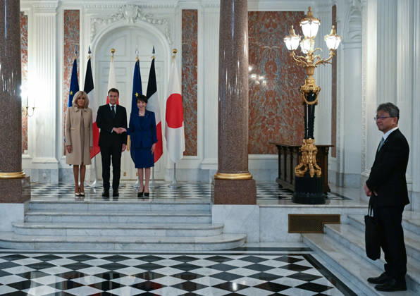 French President Emmanuel Macron in Tokyo TOKYO, JAPAN - APRIL 01: (---EDITORIAL USE ONLY – MANDATORY CREDIT - PHILIP FONG POOL AFP - NO MARKETING NO ADVERTISING CAMPAIGNS - DISTRIBUTED AS A SERVICE TO CLIENTS----) French President Emmanuel Macron (C) shakes hands with Japanese Prime Minister Sanae Takaichi as first lady Brigitte Macron (L) looks on during a Welcoming ceremony at the Akasaka palace in Tokyo, Japan on April 01, 2026. Philip Fong Pool AFP Anadolu Tokyo Japan. Editorial use only. Please get in touch for any other usage. Copyright: x2026xAnadoluxPhilipxFongx xPoolx xAFPx