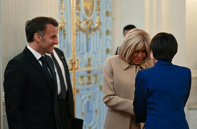 French President Emmanuel Macron in Tokyo TOKYO, JAPAN - APRIL 01: (---EDITORIAL USE ONLY – MANDATORY CREDIT - PHILIP FONG POOL AFP - NO MARKETING NO ADVERTISING CAMPAIGNS - DISTRIBUTED AS A SERVICE TO CLIENTS----) French President Emmanuel Macron (L) and first lady Brigitte Macron (C) meet with Japanese Prime Minister Sanae Takaichi during a welcoming ceremony at the Akasaka palace in Tokyo, Japan on April 01, 2026. Philip Fong Pool AFP Anadolu Tokyo Japan. Editorial use only. Please get in touch for any other usage. Copyright: x2026xAnadoluxPhilipxFongx xPoolx xAFPx