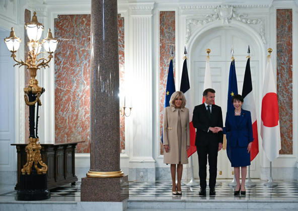 French President Emmanuel Macron in Tokyo TOKYO, JAPAN - APRIL 01: (---EDITORIAL USE ONLY – MANDATORY CREDIT - PHILIP FONG POOL AFP - NO MARKETING NO ADVERTISING CAMPAIGNS - DISTRIBUTED AS A SERVICE TO CLIENTS----) French President Emmanuel Macron (C) shakes hands with Japanese Prime Minister Sanae Takaichi as first lady Brigitte Macron (L) looks on during a Welcoming ceremony at the Akasaka palace in Tokyo, Japan on April 01, 2026. Philip Fong Pool AFP Anadolu Tokyo Japan. Editorial use only. Please get in touch for any other usage. Copyright: x2026xAnadoluxPhilipxFongx xPoolx xAFPx