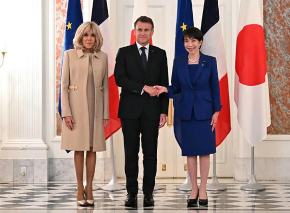 French President Emmanuel Macron in Tokyo TOKYO, JAPAN - APRIL 01: (---EDITORIAL USE ONLY – MANDATORY CREDIT - PHILIP FONG POOL AFP - NO MARKETING NO ADVERTISING CAMPAIGNS - DISTRIBUTED AS A SERVICE TO CLIENTS----) French President Emmanuel Macron (C) shakes hands with Japanese Prime Minister Sanae Takaichi as first lady Brigitte Macron (L) looks on during a Welcoming ceremony at the Akasaka palace in Tokyo, Japan on April 01, 2026. Philip Fong Pool AFP Anadolu Tokyo Japan. Editorial use only. Please get in touch for any other usage. Copyright: x2026xAnadoluxPhilipxFongx xPoolx xAFPx