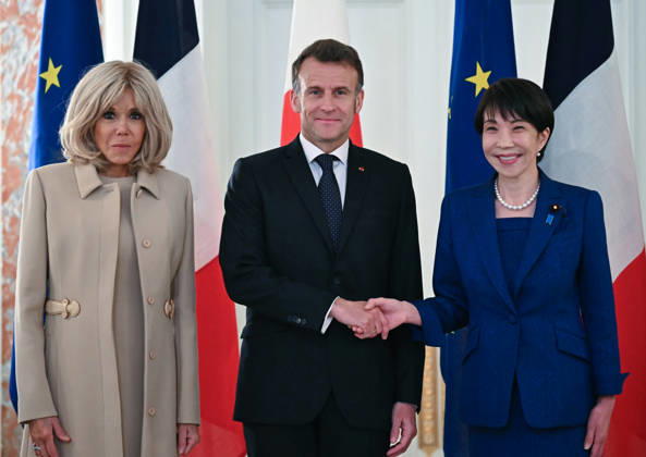 French President Emmanuel Macron in Tokyo TOKYO, JAPAN - APRIL 01: (---EDITORIAL USE ONLY – MANDATORY CREDIT - PHILIP FONG POOL AFP - NO MARKETING NO ADVERTISING CAMPAIGNS - DISTRIBUTED AS A SERVICE TO CLIENTS----) French President Emmanuel Macron and First lady Brigitte Macron meet with Japanese Prime Minister Sanae Takaichi during a welcoming ceremony at the Akasaka palace in Tokyo, Japan on April 01, 2026. Philip Fong Pool AFP Anadolu Tokyo Japan. Editorial use only. Please get in touch for any other usage. Copyright: x2026xAnadoluxPhilipxFongx xPoolx xAFPx