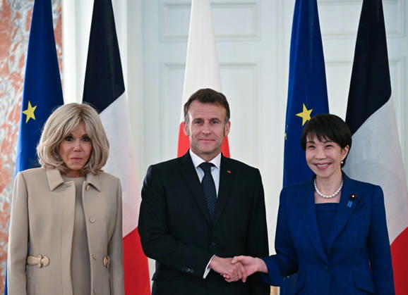 French President Emmanuel Macron in Tokyo TOKYO, JAPAN - APRIL 01: (---EDITORIAL USE ONLY – MANDATORY CREDIT - PHILIP FONG POOL AFP - NO MARKETING NO ADVERTISING CAMPAIGNS - DISTRIBUTED AS A SERVICE TO CLIENTS----) French President Emmanuel Macron (C) shakes hands with Japanese Prime Minister Sanae Takaichi as first lady Brigitte Macron (L) looks on during a Welcoming ceremony at the Akasaka palace in Tokyo, Japan on April 01, 2026. Philip Fong Pool AFP Anadolu Tokyo Japan. Editorial use only. Please get in touch for any other usage. Copyright: x2026xAnadoluxPhilipxFongx xPoolx xAFPx
