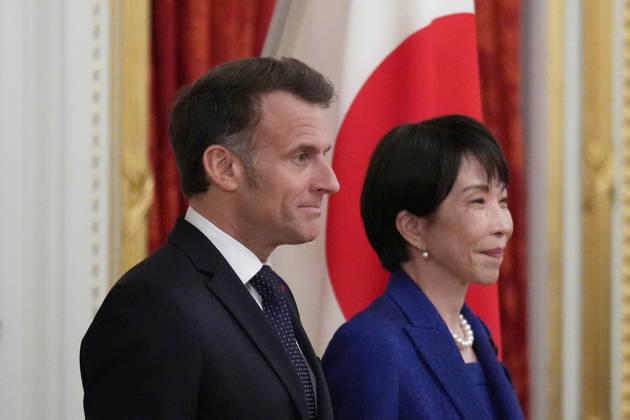 French President Emmanuel Macron in Tokyo TOKYO, JAPAN - APRIL 01: (----EDITORIAL USE ONLY - MANDATORY CREDIT - HIRO KOMAE AP PHOTO POOL - NO MARKETING NO ADVERTISING CAMPAIGNS - DISTRIBUTED AS A SERVICE TO CLIENTS----) Japanese Prime Minister Sanae Takaichi (R) and French President Emmanuel Macron (L) attend a welcoming ceremony at the Akasaka Palace State Guest House on April 01, 2026 in Tokyo, Japon. AP Photo Hiro Komae Pool Anadolu Tokyo Japan. Editorial use only. Please get in touch for any other usage. Copyright: x2026xAnadoluxAPxPhoto HiroxKomae xPoolx