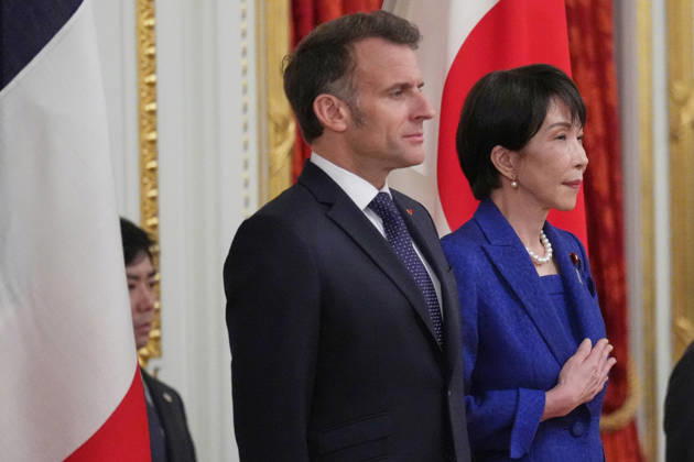 French President Emmanuel Macron in Tokyo TOKYO, JAPAN - APRIL 01: (----EDITORIAL USE ONLY - MANDATORY CREDIT - HIRO KOMAE AP PHOTO POOL - NO MARKETING NO ADVERTISING CAMPAIGNS - DISTRIBUTED AS A SERVICE TO CLIENTS----) Japanese Prime Minister Sanae Takaichi (R) and French President Emmanuel Macron (L) attend a welcoming ceremony at the Akasaka Palace State Guest House on April 01, 2026 in Tokyo, Japon. AP Photo Hiro Komae Pool Anadolu Tokyo Japan. Editorial use only. Please get in touch for any other usage. Copyright: x2026xAnadoluxAPxPhoto HiroxKomae xPoolx