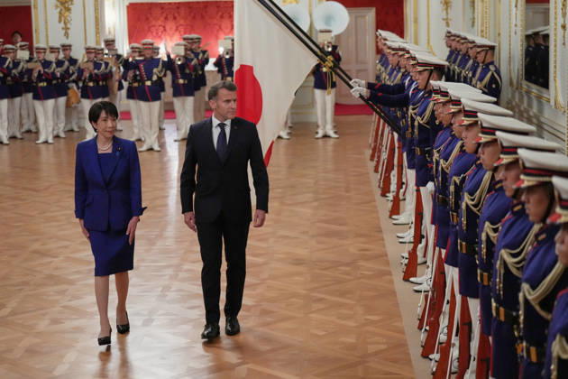 French President Emmanuel Macron in Tokyo TOKYO, JAPAN - APRIL 01: (----EDITORIAL USE ONLY - MANDATORY CREDIT - HIRO KOMAE AP PHOTO POOL - NO MARKETING NO ADVERTISING CAMPAIGNS - DISTRIBUTED AS A SERVICE TO CLIENTS----) Japanese Prime Minister Sanae Takaichi and French President Emmanuel Macron review an honor guard during welcoming ceremony at the Akasaka Palace State Guest House on April 01, 2026 in Tokyo, Japon. AP Photo Hiro Komae Pool Anadolu Tokyo Japan. Editorial use only. Please get in touch for any other usage. Copyright: x2026xAnadoluxAPxPhoto HiroxKomae xPoolx