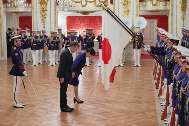 French President Emmanuel Macron in Tokyo TOKYO, JAPAN - APRIL 01: (----EDITORIAL USE ONLY - MANDATORY CREDIT - HIRO KOMAE AP PHOTO POOL - NO MARKETING NO ADVERTISING CAMPAIGNS - DISTRIBUTED AS A SERVICE TO CLIENTS----) Japanese Prime Minister Sanae Takaichi and French President Emmanuel Macron review an honor guard during welcoming ceremony at the Akasaka Palace State Guest House on April 01, 2026 in Tokyo, Japon. AP Photo Hiro Komae Pool Anadolu Tokyo Japan. Editorial use only. Please get in touch for any other usage. Copyright: x2026xAnadoluxAPxPhoto HiroxKomae xPoolx