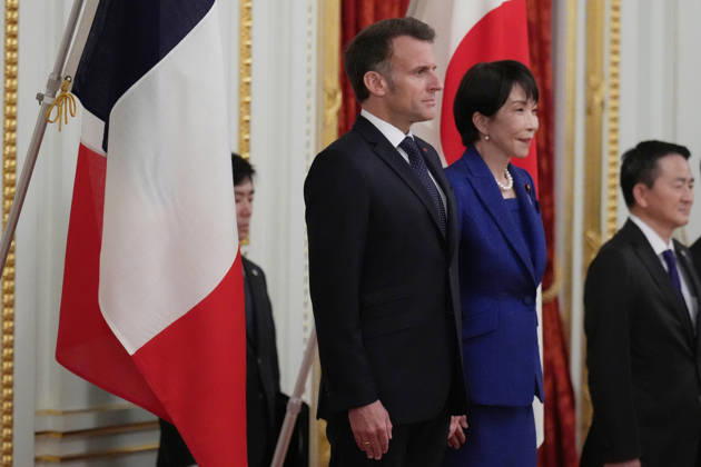 French President Emmanuel Macron in Tokyo TOKYO, JAPAN - APRIL 01: (----EDITORIAL USE ONLY - MANDATORY CREDIT - HIRO KOMAE AP PHOTO POOL - NO MARKETING NO ADVERTISING CAMPAIGNS - DISTRIBUTED AS A SERVICE TO CLIENTS----) Japanese Prime Minister Sanae Takaichi (R) and French President Emmanuel Macron (L) attend a welcoming ceremony at the Akasaka Palace State Guest House on April 01, 2026 in Tokyo, Japon. AP Photo Hiro Komae Pool Anadolu Tokyo Japan. Editorial use only. Please get in touch for any other usage. Copyright: x2026xAnadoluxAPxPhoto HiroxKomae xPoolx