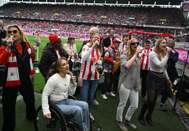 12.04.2026, xophax, Fussball 1.Bundesliga, 1.FC Koeln - Werder Bremen. Aktion Mensch . Inklusionssong, Stadion. v.l.n.rechts : Annette Frier , Kristina Vogel , Shary Reeves , Guildo Horn , Henning Krautmacher . (DFL DFB REGULATIONS PROHIBIT ANY USE OF PHOTOGRAPHS as IMAGE SEQUENCES and or QUASI-VIDEO) Koeln
