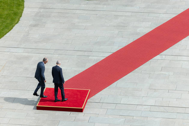 Bundeskanzler Merz empfängt den irischen Taoiseach (Regierungschef von Irland) Micheal Martin mit militärischen Ehren. Deutschland, Berlin am 16. April 2026: Bundeskanzler Friedrich Merz (CDU) begrüßt den Regierungschef von Irland auf dem roten Teppich im Kanzleramt.