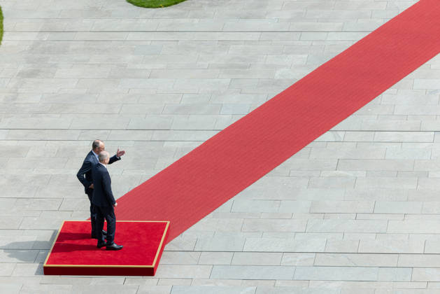 Bundeskanzler Merz empfängt den irischen Taoiseach (Regierungschef von Irland) Micheal Martin mit militärischen Ehren. Deutschland, Berlin am 16. April 2026: Bundeskanzler Friedrich Merz (CDU) begrüßt den Regierungschef von Irland auf dem roten Teppich im Kanzleramt.