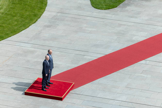 Bundeskanzler Merz empfängt den irischen Taoiseach (Regierungschef von Irland) Micheal Martin mit militärischen Ehren. Deutschland, Berlin am 16. April 2026: Bundeskanzler Friedrich Merz (CDU) begrüßt den Regierungschef von Irland auf dem roten Teppich im Kanzleramt.