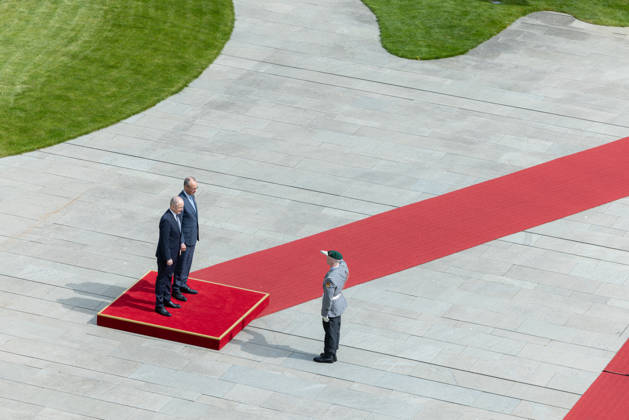 Bundeskanzler Merz empfängt den irischen Taoiseach (Regierungschef von Irland) Micheal Martin mit militärischen Ehren. Deutschland, Berlin am 16. April 2026: Bundeskanzler Friedrich Merz (CDU) begrüßt den Regierungschef von Irland auf dem roten Teppich im Kanzleramt.
