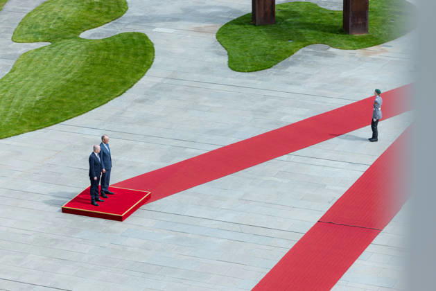 Bundeskanzler Merz empfängt den irischen Taoiseach (Regierungschef von Irland) Micheal Martin mit militärischen Ehren. Deutschland, Berlin am 16. April 2026: Bundeskanzler Friedrich Merz (CDU) begrüßt den Regierungschef von Irland auf dem roten Teppich im Kanzleramt.