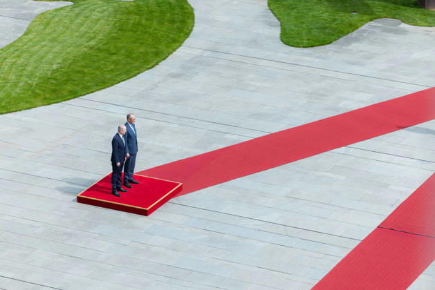 Bundeskanzler Merz empfängt den irischen Taoiseach (Regierungschef von Irland) Micheal Martin mit militärischen Ehren. Deutschland, Berlin am 16. April 2026: Bundeskanzler Friedrich Merz (CDU) begrüßt den Regierungschef von Irland auf dem roten Teppich im Kanzleramt.