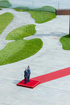 Bundeskanzler Merz empfängt den irischen Taoiseach (Regierungschef von Irland) Micheal Martin mit militärischen Ehren. Deutschland, Berlin am 16. April 2026: Bundeskanzler Friedrich Merz (CDU) begrüßt den Regierungschef von Irland auf dem roten Teppich im Kanzleramt.