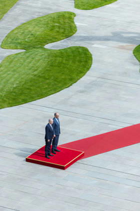 Bundeskanzler Merz empfängt den irischen Taoiseach (Regierungschef von Irland) Micheal Martin mit militärischen Ehren. Deutschland, Berlin am 16. April 2026: Bundeskanzler Friedrich Merz (CDU) begrüßt den Regierungschef von Irland auf dem roten Teppich im Kanzleramt.