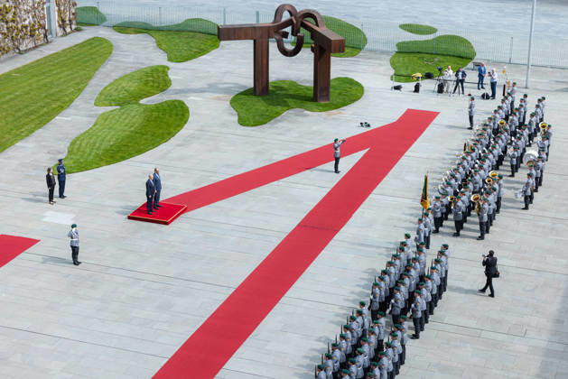 Bundeskanzler Merz empfängt den irischen Taoiseach (Regierungschef von Irland) Micheal Martin mit militärischen Ehren. Deutschland, Berlin am 16. April 2026: Bundeskanzler Friedrich Merz (CDU) begrüßt den Regierungschef von Irland auf dem roten Teppich im Kanzleramt.