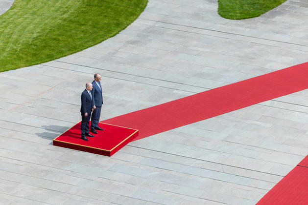 Bundeskanzler Merz empfängt den irischen Taoiseach (Regierungschef von Irland) Micheal Martin mit militärischen Ehren. Deutschland, Berlin am 16. April 2026: Bundeskanzler Friedrich Merz (CDU) begrüßt den Regierungschef von Irland auf dem roten Teppich im Kanzleramt.
