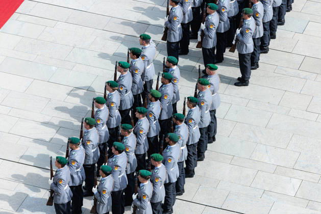 Bundeskanzler Merz empfängt den irischen Taoiseach (Regierungschef von Irland) Micheal Martin mit militärischen Ehren. Deutschland, Berlin am 16. April 2026: Bundeskanzler Friedrich Merz (CDU) begrüßt den Regierungschef von Irland auf dem roten Teppich im Kanzleramt.