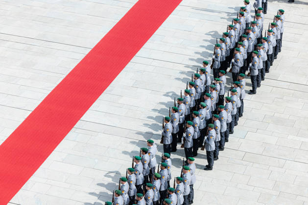 Bundeskanzler Merz empfängt den irischen Taoiseach (Regierungschef von Irland) Micheal Martin mit militärischen Ehren. Deutschland, Berlin am 16. April 2026: Bundeskanzler Friedrich Merz (CDU) begrüßt den Regierungschef von Irland auf dem roten Teppich im Kanzleramt.