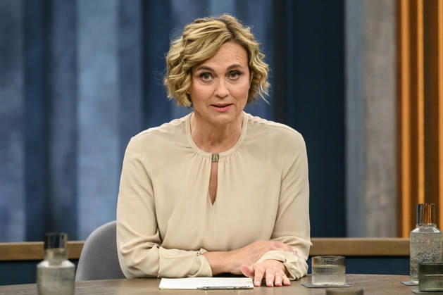 im Bild v.l.: Caren Miosga, GER, Berlin, Studio, zu Gast bei - Caren Miosga, Polittalk, TV, Format, mit Moderatorin, Das Erste, aus Adlershof - am Studio 20, Thema: Hohe Preise, wenig Zuversicht – wie findet Deutschland aus der Krise? 19.04.2026 Copyright: HMBxMedia UwexKoch