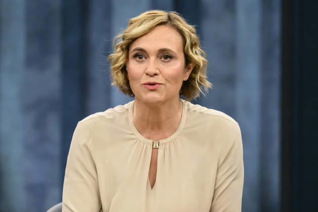 im Bild v.l.: Caren Miosga, GER, Berlin, Studio, zu Gast bei - Caren Miosga, Polittalk, TV, Format, mit Moderatorin, Das Erste, aus Adlershof - am Studio 20, Thema: Hohe Preise, wenig Zuversicht – wie findet Deutschland aus der Krise? 19.04.2026 Copyright: HMBxMedia UwexKoch
