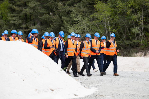 Emmanuel Macron, President of the French Republic, inaugurates one of the 150 major strategic GPS projects selected under the acceleration scheme Imerys lithium mine in Echassières, April 22, 2026 The President of the French Republic, Emmanuel Macron visits the Echassieres mining project of lithium at the Imerys site, Alliers, Auvergne Rhone Alpes, France Wednesday, April 22, 2026 01ACCORSINIJEANNE IMERYS 002 Credit Jeanne Accorsini SIPA 2604221559 Echassières France Copyright: xJeannexAccorsini Pool BestimagexJeannexAccorsini Pool Bestimagex