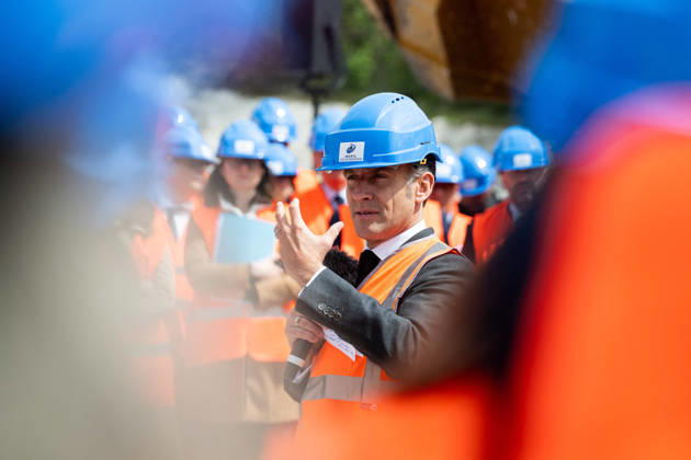 Emmanuel Macron, President of the French Republic, inaugurates one of the 150 major strategic GPS projects selected under the acceleration scheme the Imerys lithium mine at Echassieres, April 22, 2026 The President of the French Republic, Emmanuel Macron delivers a speech during the visit of the Echassieres mining project of lithium at the Imerys site, Alliers, Auvergne Rhone Alpes, France Wednesday, April 22, 2026 01ACCORSINIJEANNE IMERYS 0039 Credit Jeanne Accorsini SIPA 2604221608 Echassières France Copyright: xJeannexAccorsini Pool BestimagexJeannexAccorsini Pool Bestimagex