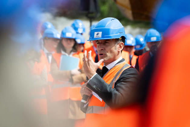 Emmanuel Macron, President of the French Republic, inaugurates one of the 150 major strategic GPS projects selected under the acceleration scheme the Imerys lithium mine at Echassieres, April 22, 2026 The President of the French Republic, Emmanuel Macron delivers a speech during the visit of the Echassieres mining project of lithium at the Imerys site, Alliers, Auvergne Rhone Alpes, France Wednesday, April 22, 2026 01ACCORSINIJEANNE IMERYS 0040 Credit Jeanne Accorsini SIPA 2604221608 Echassières France Copyright: xJeannexAccorsini Pool BestimagexJeannexAccorsini Pool Bestimagex