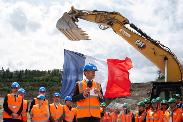 Emmanuel Macron, President of the French Republic, inaugurates one of the 150 major strategic GPS projects selected under the acceleration scheme the Imerys lithium mine at Echassieres, April 22, 2026 The President of the French Republic, Emmanuel Macron delivers a speech during the visit of the Echassieres mining project of lithium at the Imerys site, Alliers, Auvergne Rhone Alpes, France Wednesday, April 22, 2026 01ACCORSINIJEANNE IMERYS 0019 Credit Jeanne Accorsini SIPA 2604221602 Echassières France Copyright: xJeannexAccorsini Pool BestimagexJeannexAccorsini Pool Bestimagex