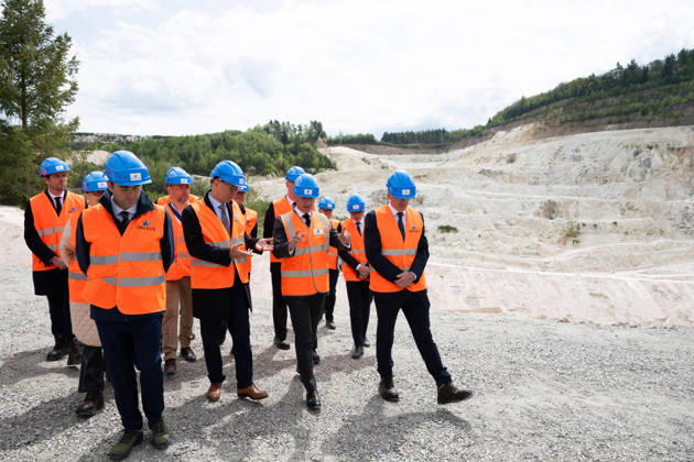 Emmanuel Macron, President of the French Republic, inaugurates one of the 150 major strategic GPS projects selected under the acceleration scheme Imerys Echassières lithium mine, April 22, 2026 The President of the French Republic, Emmanuel Macron visits the Echassieres mining project of lithium at the Imerys site, Alliers, Auvergne Rhone Alpes, France Wednesday, April 22, 2026 01ACCORSINIJEANNE IMERYS 008 Credit Jeanne Accorsini SIPA 2604221602 Echassières France Copyright: xJeannexAccorsini Pool BestimagexJeannexAccorsini Pool Bestimagex