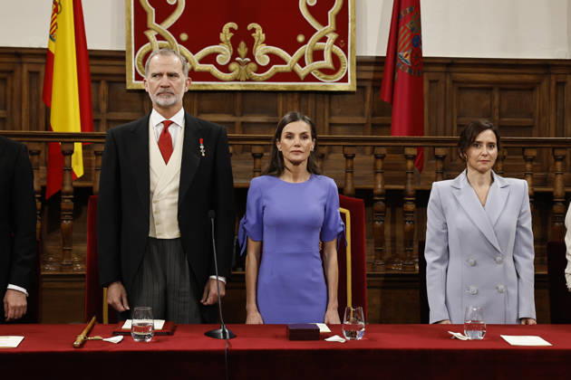 Spain s King Felipe VI (L) and Queen Letizia (C), accompanied by Madrid s Regional President, Isabel Diaz Ayuso (R), chair the 2025 Cervantes Literature Prize awarding ceremony to Mexican writer Gonzalo Celorio (unseen) at the University of Alcala de Henares, Madrid, Spain, 23 April 2026. The Cervantes Prize is the most important award for Hispanic Literature that is delivered each 23 April to mark World Book Day and Spanish writer Miguel de Cervantes passing. Spain s Royal Couple hands in Cervantes Literature Prize to Mexican writer Gonzalo Celorio !ACHTUNG: NUR REDAKTIONELLE NUTZUNG!  Copyright: xBallesterosx GRAF8164 20260423-55020071143_1