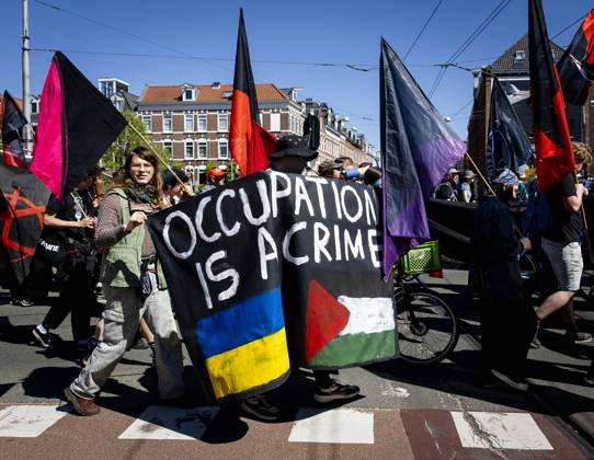 AMSTERDAM - Demonstrators during an FNV march against the coalition agreement on Labour Day. The union believes that Europe is scaling back legislation and regulations that protect workers too much. SEM VAN DER WAL ANP netherlands out - belgium out Copyright: xx x557208800x originalFilename: 557208800