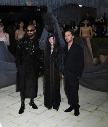 May 4, 2026, New York, Ny, United States: Akeem Morris, Madonna and Anthony Vaccarello attend the 2026 Met Gala Celebrating Costume Art. Held at Metropolitan Museum of Art in New York. Zuma Press May 4, 2025. New York United States  - ZUMAp281 20260504_zea_p281_391 Copyright: xPhotoxImagexPressx