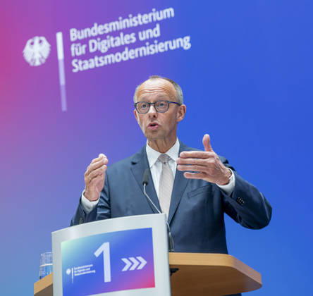 Friedrich Merz EUR, Deutschland, Berlin, 07.05.2026: Grußwort des Bundeskanzler Friedrich Merz (CDU) auf der Festveranstaltung des Bundesministeriums für Digitales und Staatsmodernisierung anlässlich des einjährigen Bestehen. In Anwesenheit von Karsten Wildberger (CDU), Bundesminister für Digitalisierung und Staatsmodernisierung. Gemeinsamer Besuch der Aussteller.