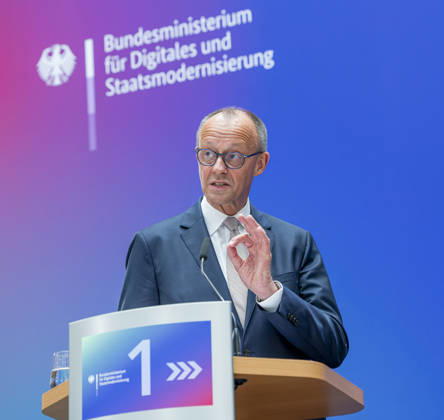 Friedrich Merz EUR, Deutschland, Berlin, 07.05.2026: Grußwort des Bundeskanzler Friedrich Merz (CDU) auf der Festveranstaltung des Bundesministeriums für Digitales und Staatsmodernisierung anlässlich des einjährigen Bestehen. In Anwesenheit von Karsten Wildberger (CDU), Bundesminister für Digitalisierung und Staatsmodernisierung. Gemeinsamer Besuch der Aussteller.