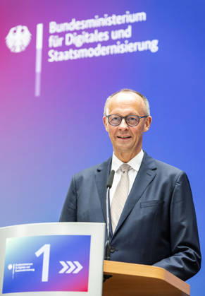 Friedrich Merz EUR, Deutschland, Berlin, 07.05.2026: Grußwort des Bundeskanzler Friedrich Merz (CDU) auf der Festveranstaltung des Bundesministeriums für Digitales und Staatsmodernisierung anlässlich des einjährigen Bestehen. In Anwesenheit von Karsten Wildberger (CDU), Bundesminister für Digitalisierung und Staatsmodernisierung. Gemeinsamer Besuch der Aussteller.