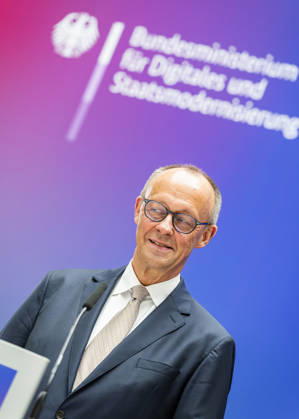 Friedrich Merz EUR, Deutschland, Berlin, 07.05.2026: Grußwort des Bundeskanzler Friedrich Merz (CDU) auf der Festveranstaltung des Bundesministeriums für Digitales und Staatsmodernisierung anlässlich des einjährigen Bestehen. In Anwesenheit von Karsten Wildberger (CDU), Bundesminister für Digitalisierung und Staatsmodernisierung. Gemeinsamer Besuch der Aussteller.