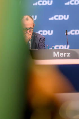 20.02.2026, Friedrich Merz (CDU). 20.02.2026, Bundeskanzler Friedrich Merz während des Parteitags. Der 38. Parteitag der CDU Deutschlands findet am 20. und 21. Februar 2026 in der Messe Stuttgart statt. Auf der Tagesordnung steht mit der Wahl des Bundesvorstands die personelle Ausrichtung der Union. Ebenso die inhaltliche Positionierung der Christdemokraten. Stuttgart Baden-Württemberg Deutschland