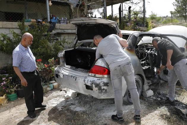 Palestinians inspect damage after settler attack near Hebron Palestinians inspect damage at the site of an attack carried out by Israeli settlers targeting Palestinian vehicles and property in the town of Surif northwest of Hebron in the occupied West Bank on May 17, 2026. Settlers set fire to a vehicle and spray-painted racist slogans at the scene, amid anger and condemnation among Palestinian residents over repeated attacks on their property. Photo by Mamoun Wazwaz apaimages Hebron West Bank Palestinian Territory 170526_Hebron_MW_00(11) Copyright: xapaimagesxMamounxWazwazx xapaimagesx