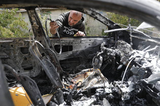 Palestinians inspect damage after settler attack near Hebron Palestinians inspect damage at the site of an attack carried out by Israeli settlers targeting Palestinian vehicles and property in the town of Surif northwest of Hebron in the occupied West Bank on May 17, 2026. Settlers set fire to a vehicle and spray-painted racist slogans at the scene, amid anger and condemnation among Palestinian residents over repeated attacks on their property. Photo by Mamoun Wazwaz apaimages Hebron West Bank Palestinian Territory 170526_Hebron_MW_00(28) Copyright: xapaimagesxMamounxWazwazx xapaimagesx